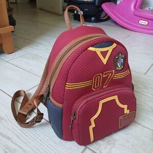 NEW NEVER USED, WITH TAGS: Warner Bros. Gryffindor Bag ,#07, with Sporty Design